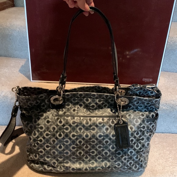 XL COACH leather logo handbag full of  pockets inside and out. LIKE BRAND NEW! - Picture 2 of 15